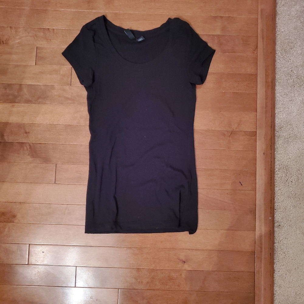 Black t shirt size small